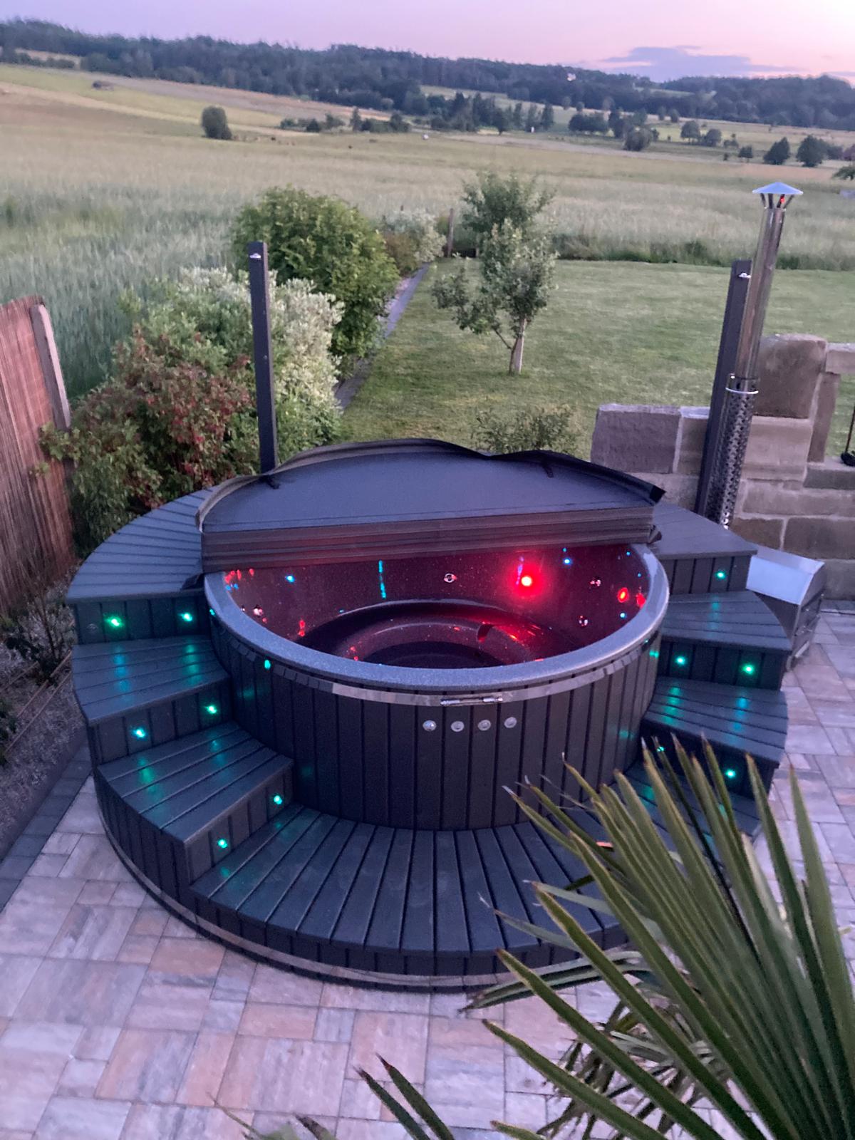 Badefass mit großer Terrasse