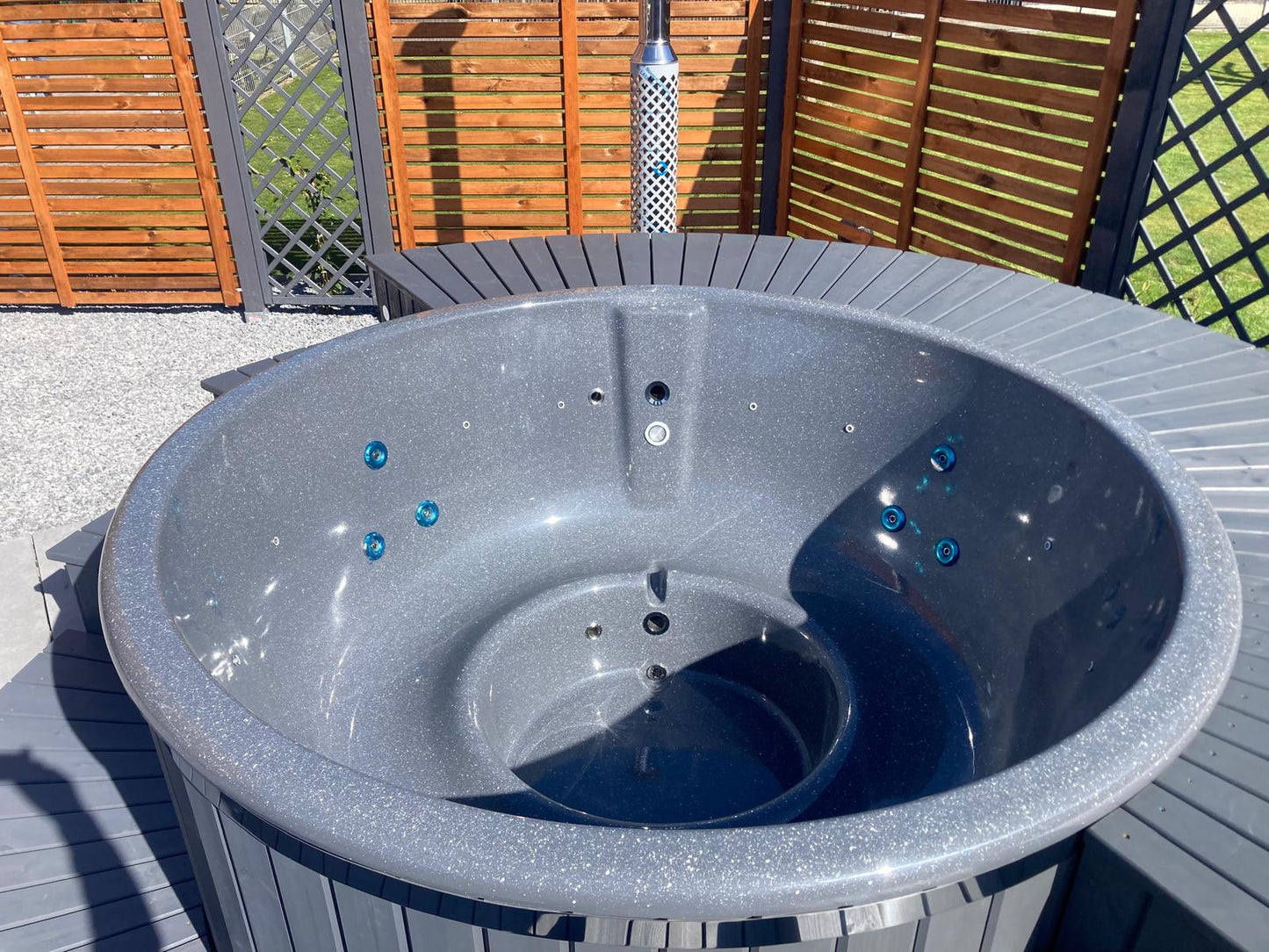 Badefass mit 360-Grad-Terrasse