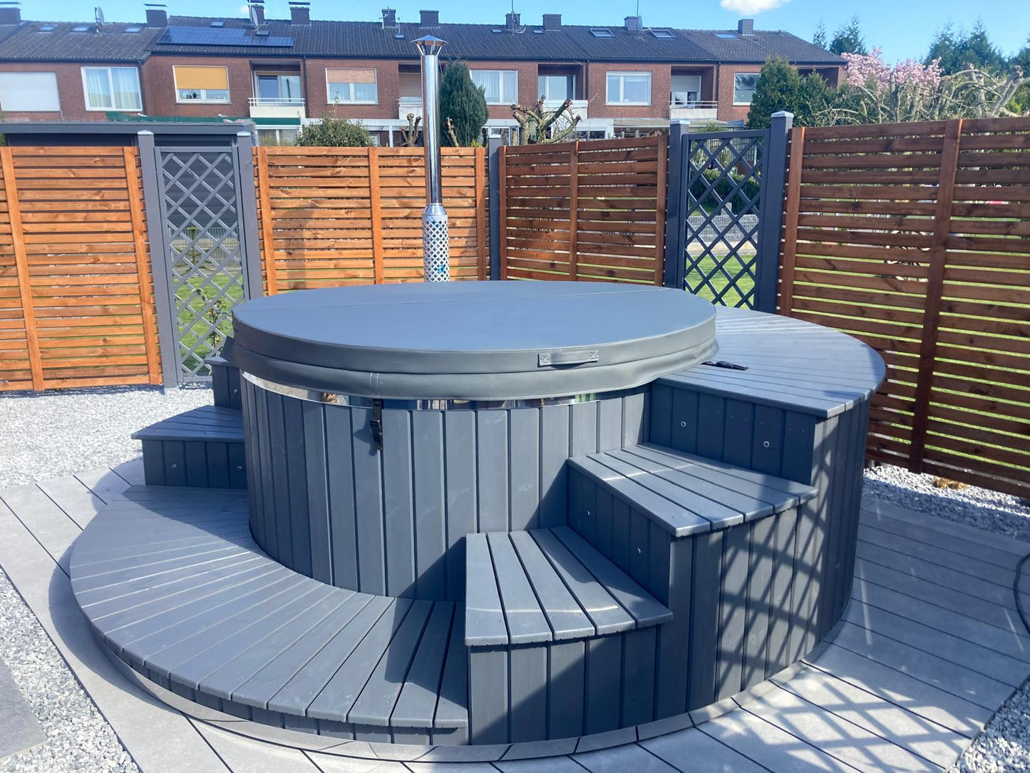 Hot tub with 360 degree terrace