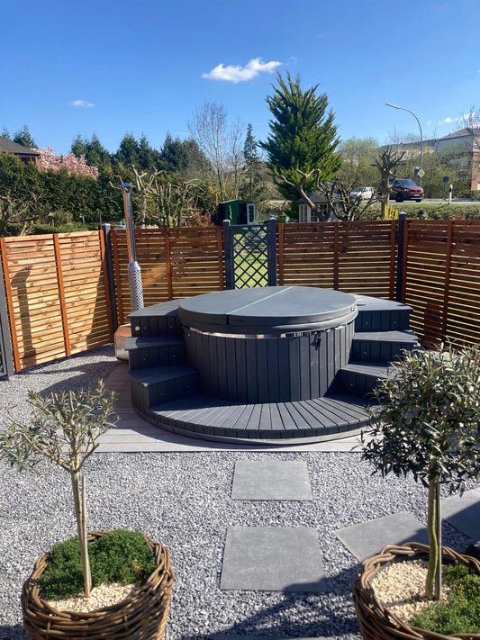 Hot tub with 360 degree terrace