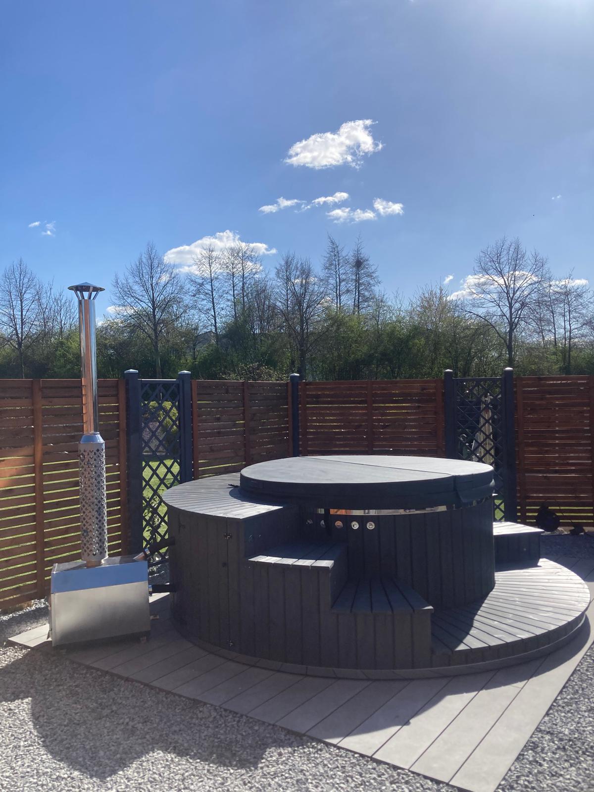 Hot tub with 360 degree terrace