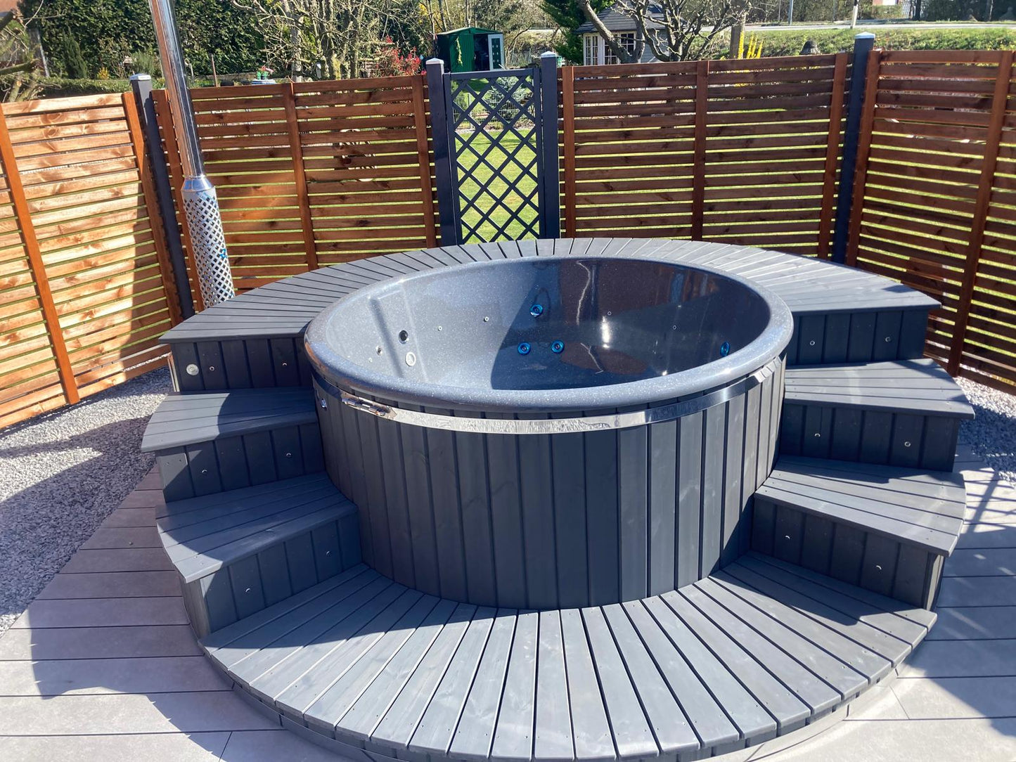 Hot tub with 360 degree terrace
