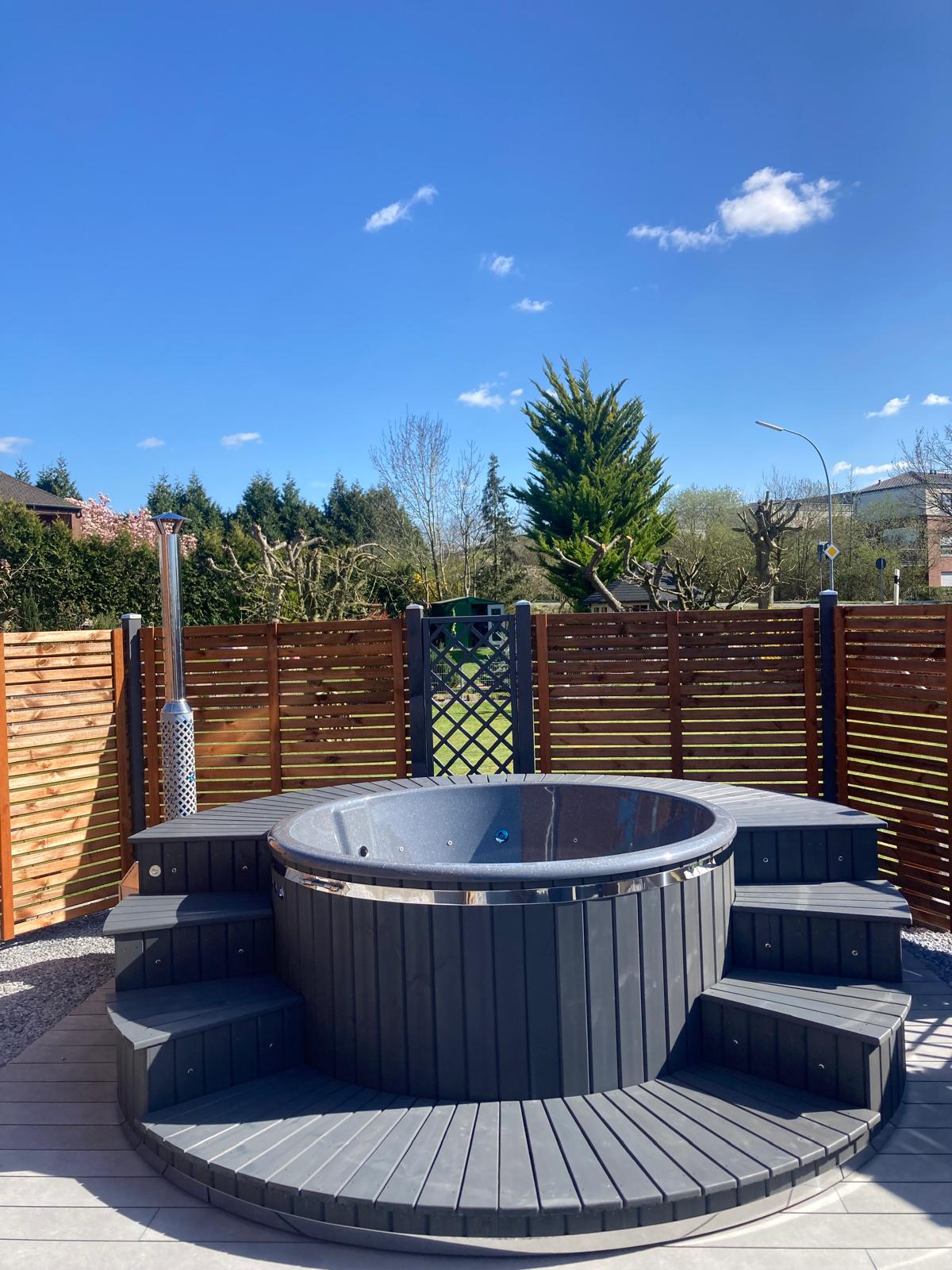 Hot tub with 360 degree terrace