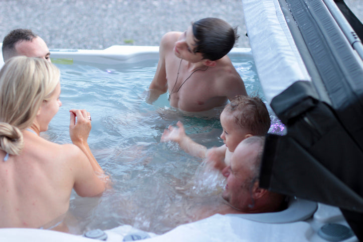 Familie im Whirlpool in Süddeutschland